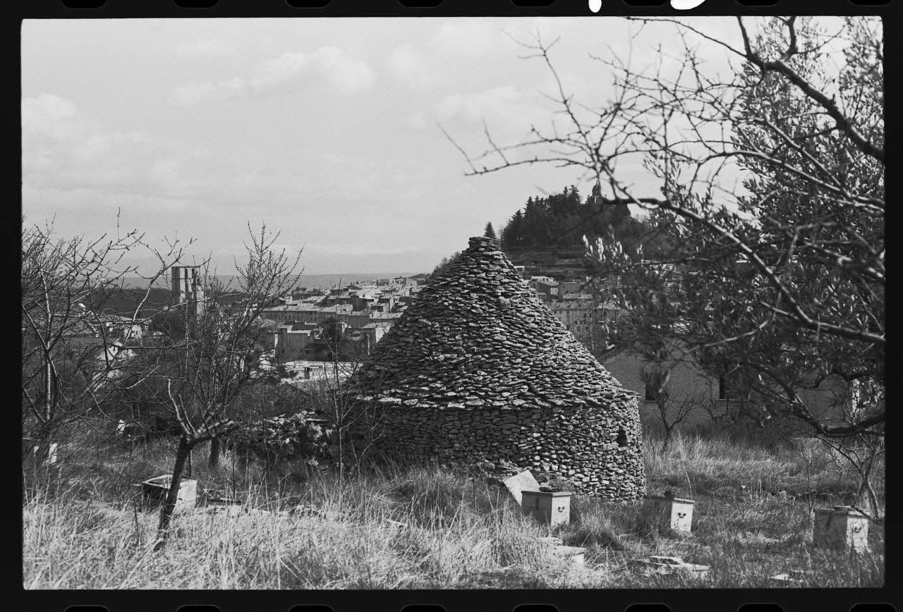 photographie "Cabanon pointu" en pierres sèches, dans le village Ph.1979.314.15 Photo