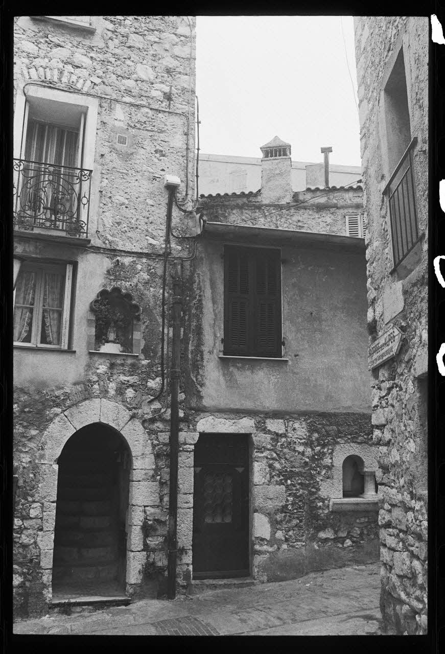 photographie Façade principale de la maison. Vue du porche Ph.1979.333.10 Photo