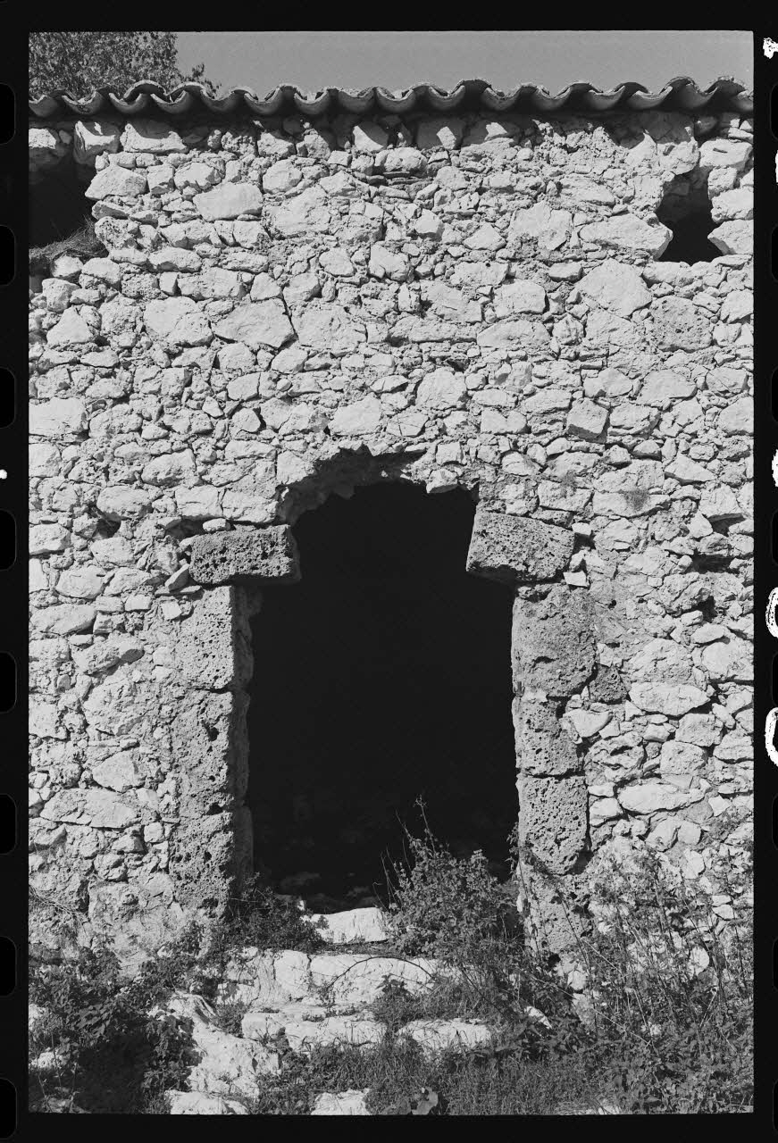 photographie Bergerie isolée. Vue de la porte Ph.1979.333.110 Photo