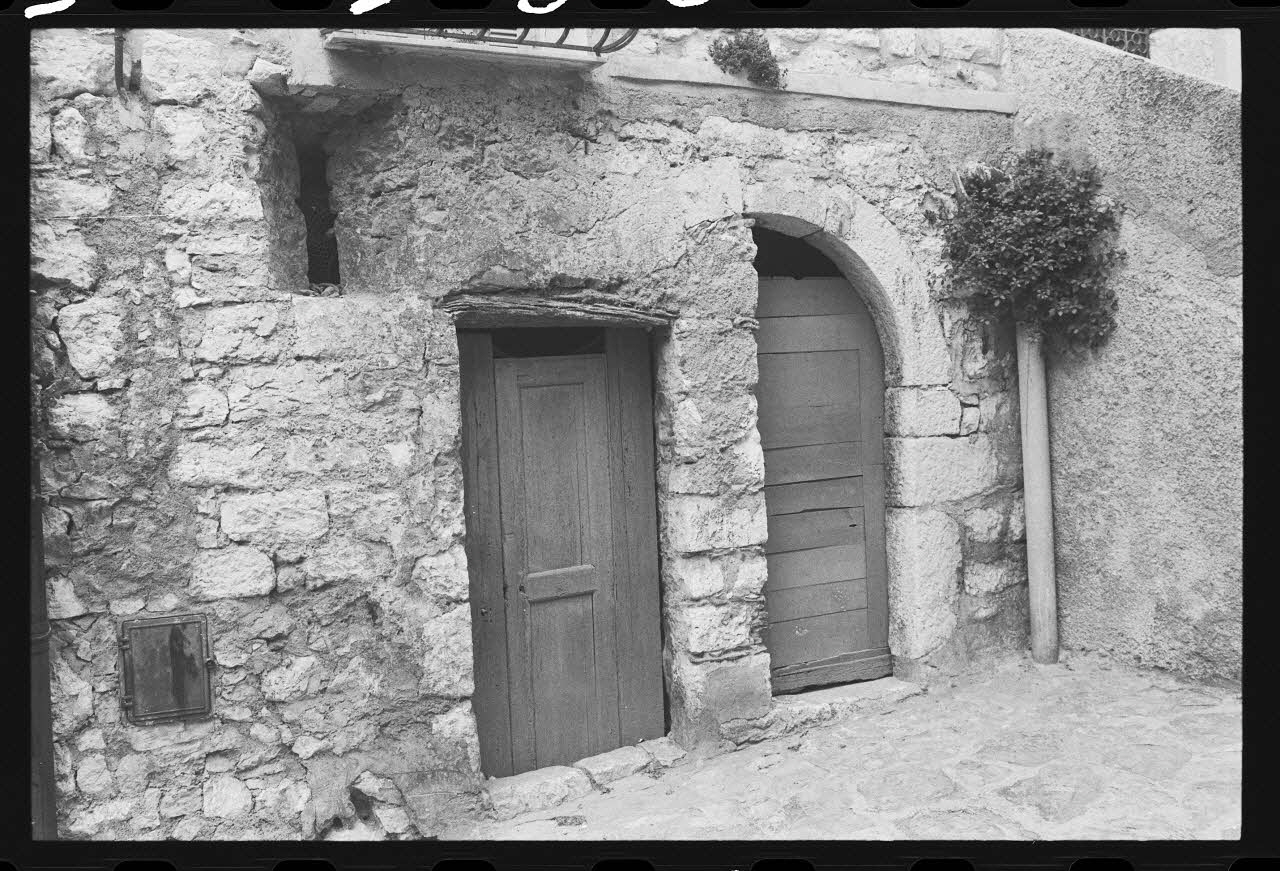 photographie Maison avec une fenêtre peinte en trompe l'œil. Modifications d'ouvertures visibles, réalisées à la suite d'héritages successifs de l'habitation Ph.1979.333.16 Photo