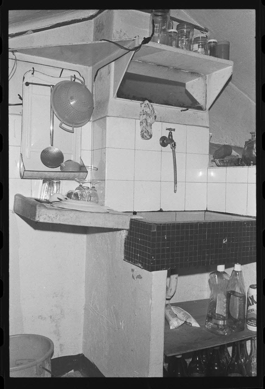 photographie Cuisine : vue du coin évier avec une desserte en pierre Ph.1979.333.17 Photo