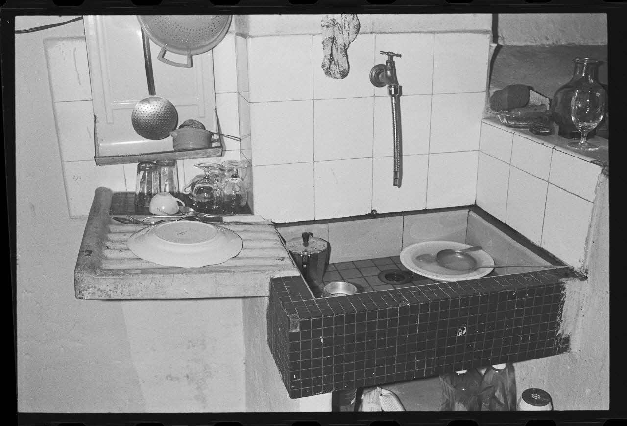 photographie Cuisine : vue du coin évier avec une desserte en pierre Ph.1979.333.18 Photo