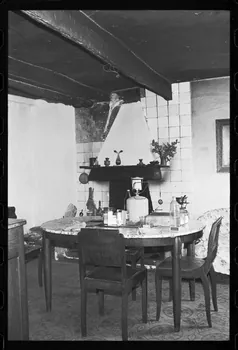 photographie Arrangement de l'espace intérieur : vue de la salle-à-manger, la cuisine et la chambre Ph.1979.333.270  Photo