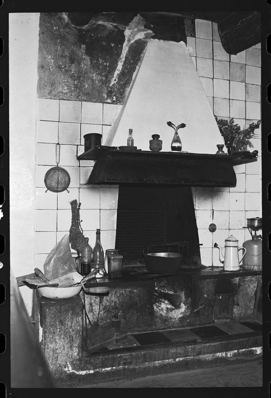 photographie Arrangement de l'espace intérieur : vue de la salle-à-manger, la cuisine et la chambre Ph.1979.333.272 Photo