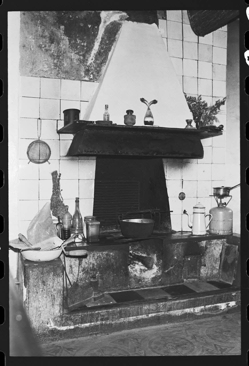 photographie Arrangement de l'espace intérieur : vue de la salle-à-manger, la cuisine et la chambre Ph.1979.333.273 Photo