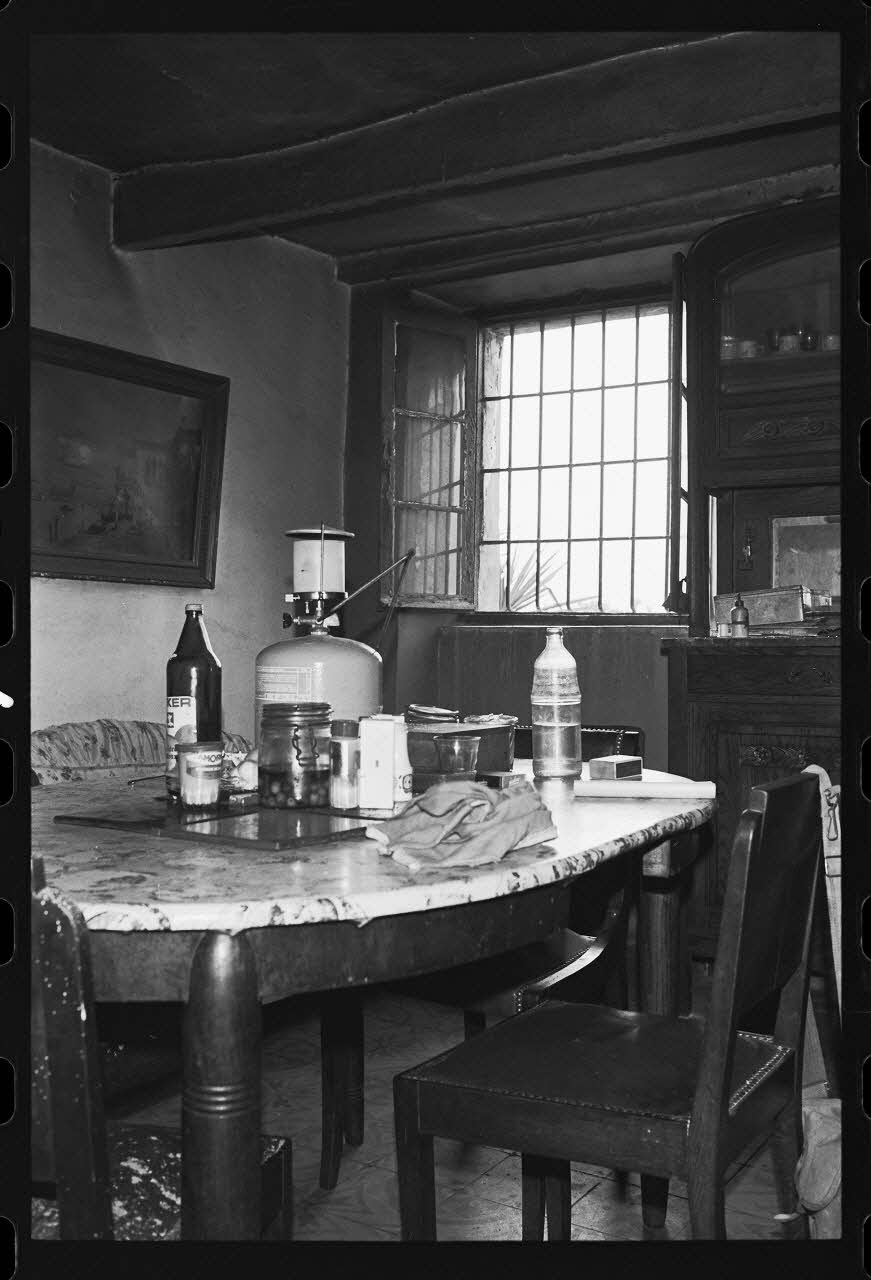 photographie Arrangement de l'espace intérieur : vue de la salle-à-manger, la cuisine et la chambre Ph.1979.333.274 Photo