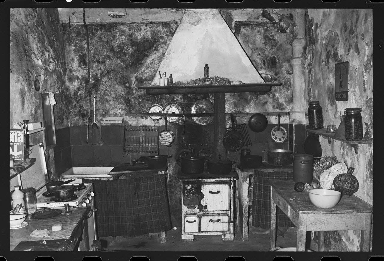 photographie Arrangement de l'espace intérieur : vue de la salle-à-manger, la cuisine et la chambre Ph.1979.333.278 Photo