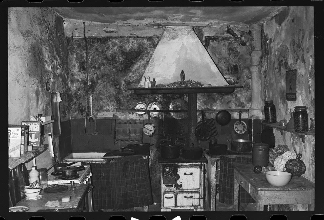 photographie Arrangement de l'espace intérieur : vue de la salle-à-manger, la cuisine et la chambre Ph.1979.333.279 Photo