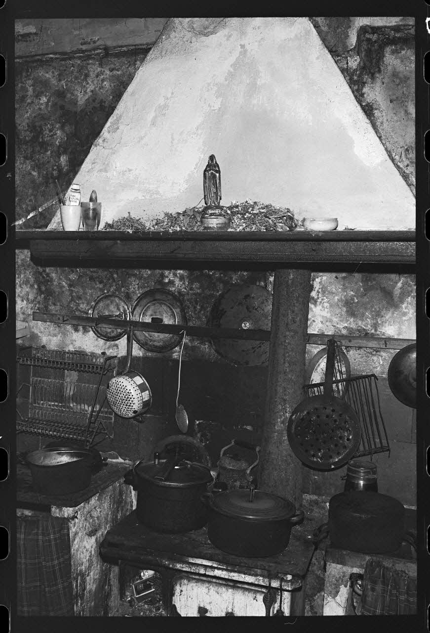 photographie Arrangement de l'espace intérieur : vue de la salle-à-manger, la cuisine et la chambre Ph.1979.333.285 Photo