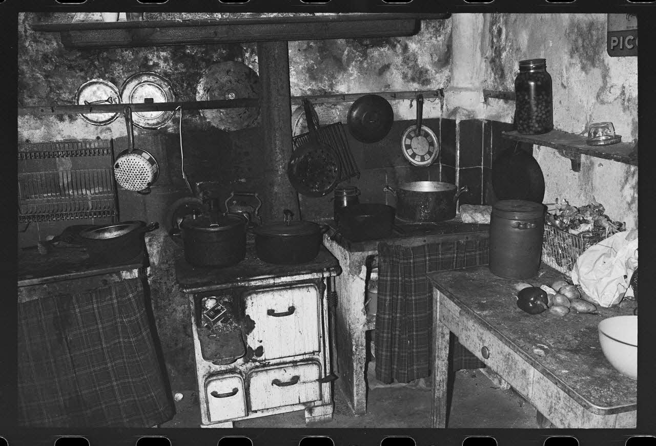 photographie Arrangement de l'espace intérieur : vue de la salle-à-manger, la cuisine et la chambre Ph.1979.333.286 Photo