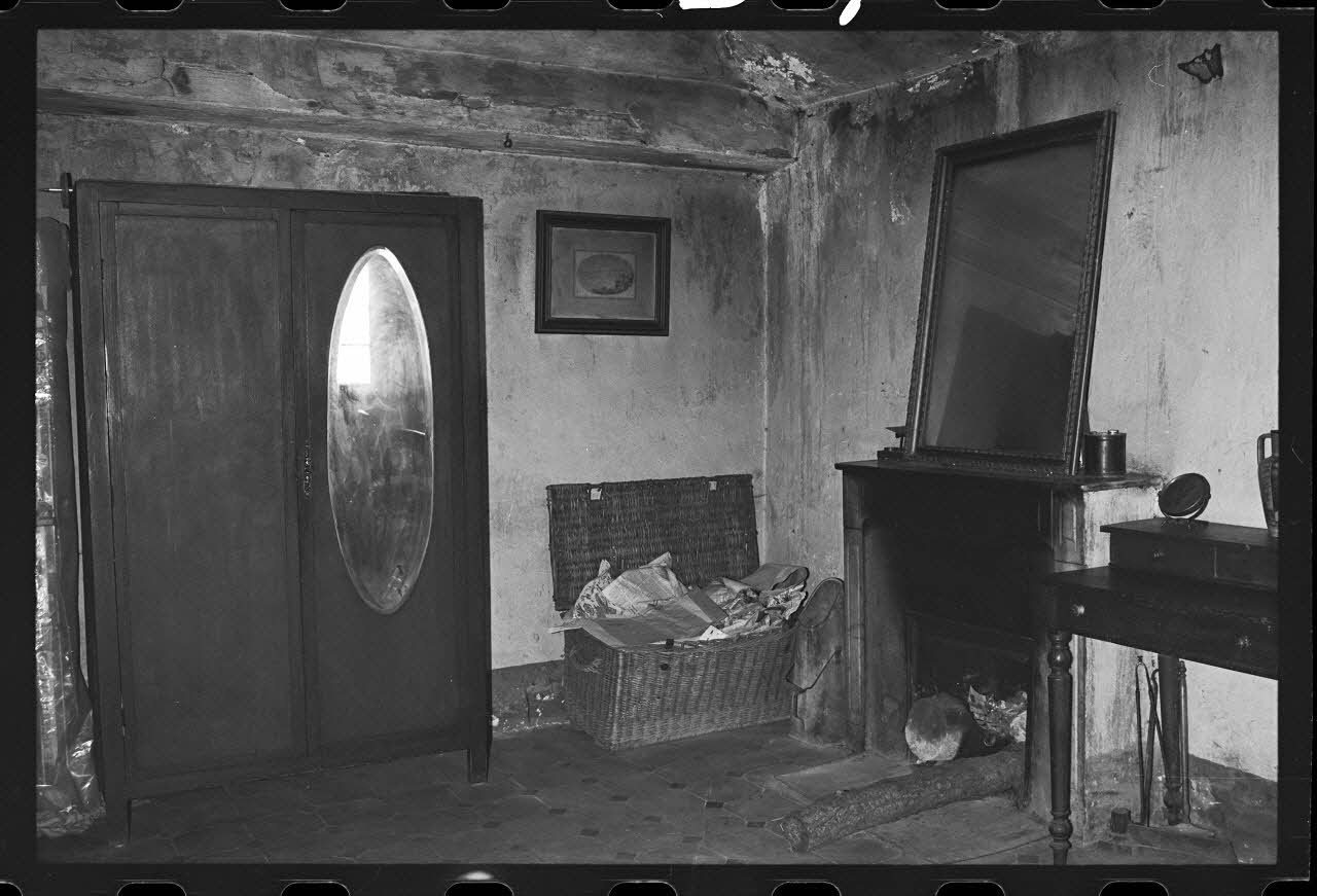 photographie Arrangement de l'espace intérieur : vue de la salle-à-manger, la cuisine et la chambre Ph.1979.333.287 Photo
