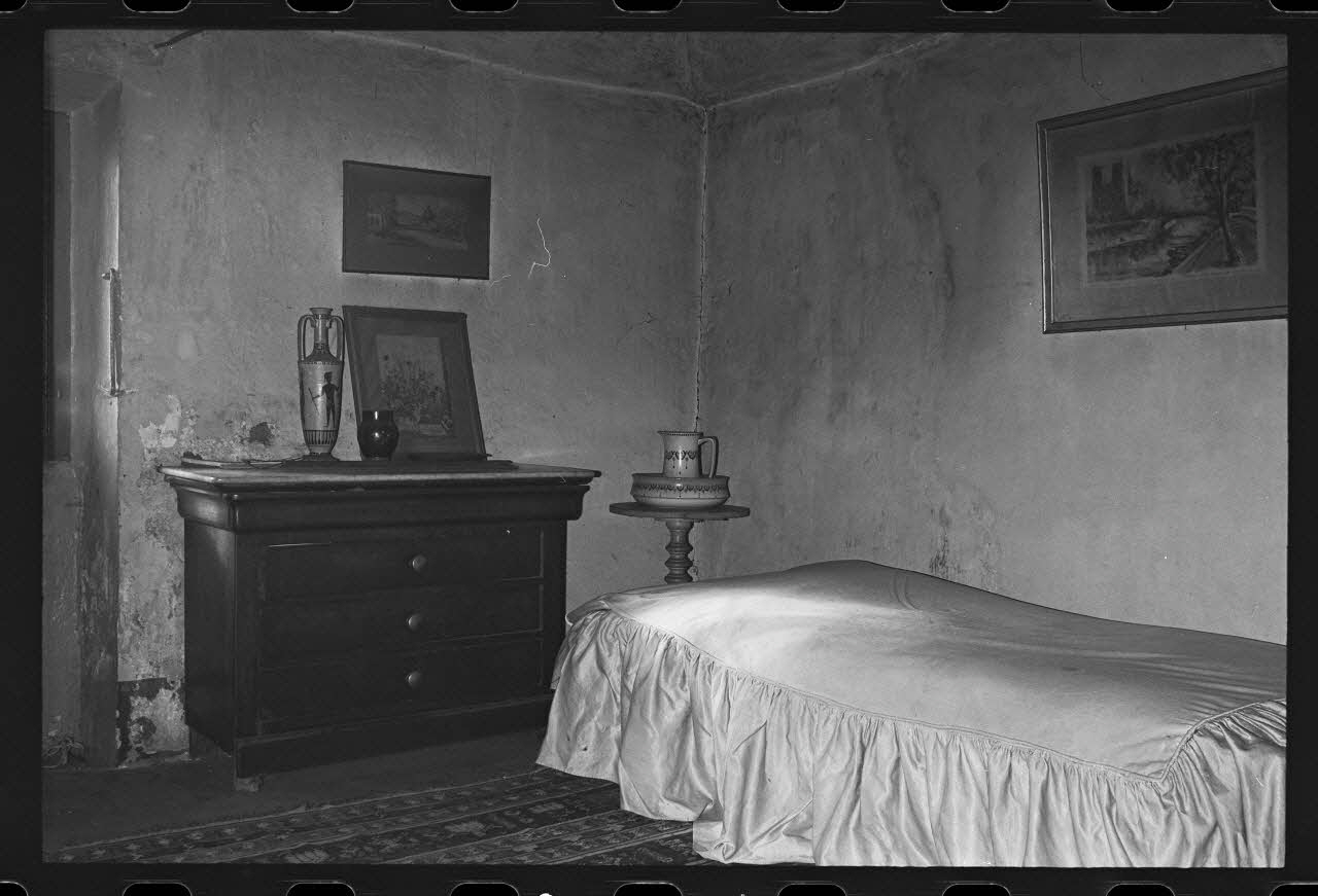 photographie Arrangement de l'espace intérieur : vue de la salle-à-manger, la cuisine et la chambre Ph.1979.333.289 Photo