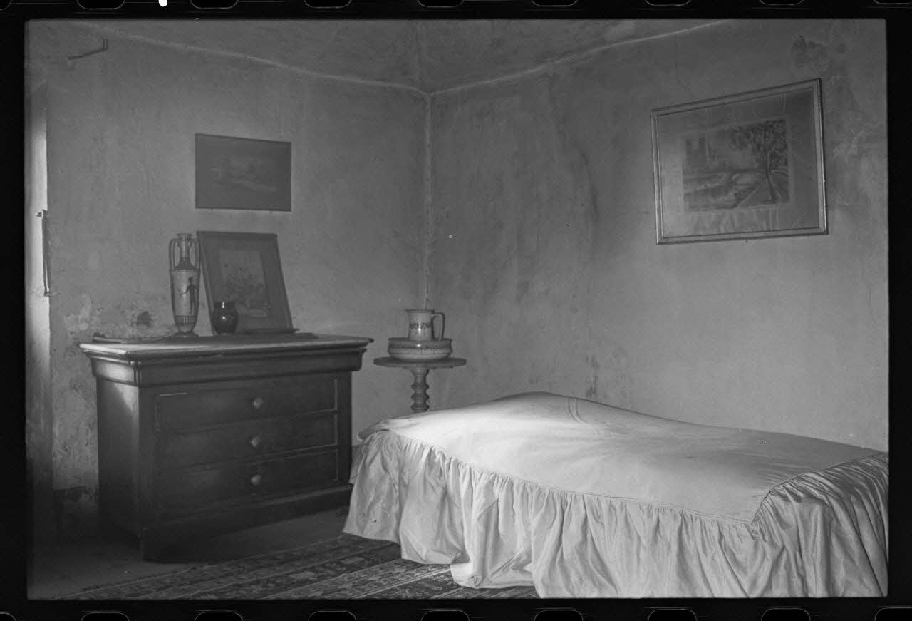 photographie Arrangement de l'espace intérieur : vue de la salle-à-manger, la cuisine et la chambre Ph.1979.333.290 Photo