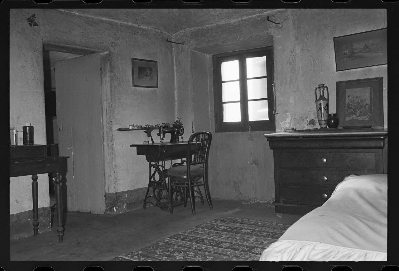 photographie Arrangement de l'espace intérieur : vue de la salle-à-manger, la cuisine et la chambre Ph.1979.333.291 Photo