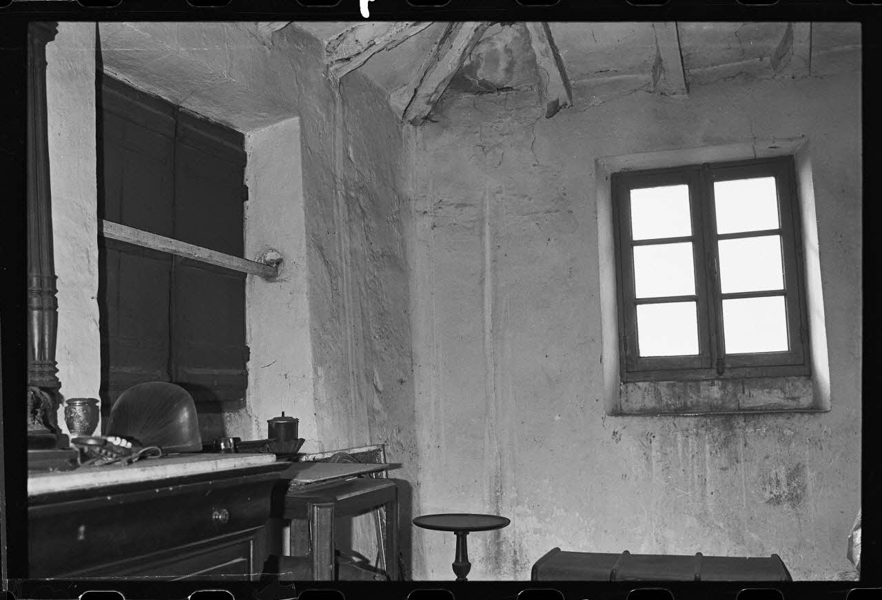 photographie Arrangement de l'espace intérieur : vue de la salle-à-manger, la cuisine et la chambre Ph.1979.333.296 Photo