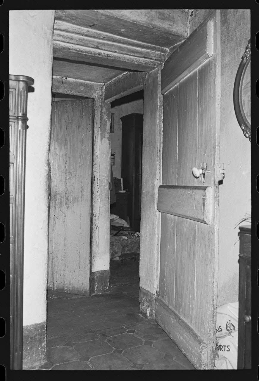 photographie Arrangement de l'espace intérieur : vue de la salle-à-manger, la cuisine et la chambre Ph.1979.333.301 Photo