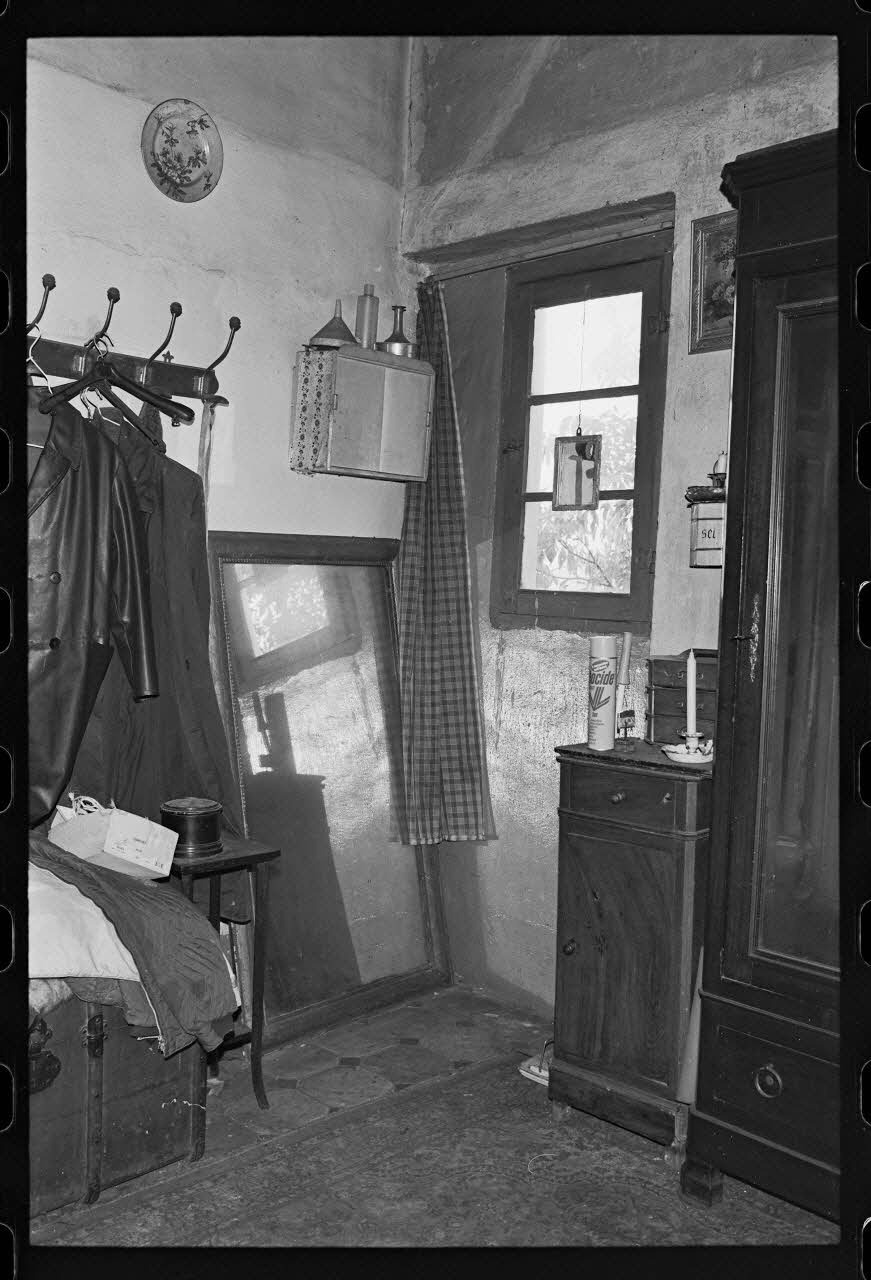 photographie Arrangement de l'espace intérieur : vue de la salle-à-manger, la cuisine et la chambre Ph.1979.333.304 Photo
