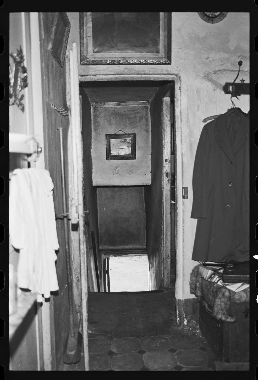 photographie Arrangement de l'espace intérieur : vue de la salle-à-manger, la cuisine et la chambre Ph.1979.333.305 Photo