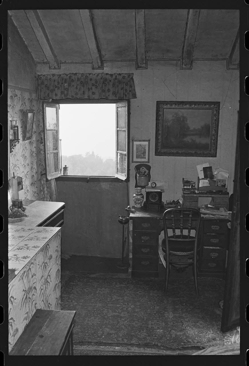 photographie Arrangement de l'espace intérieur : vue de la salle-à-manger, la cuisine et la chambre Ph.1979.333.310 Photo
