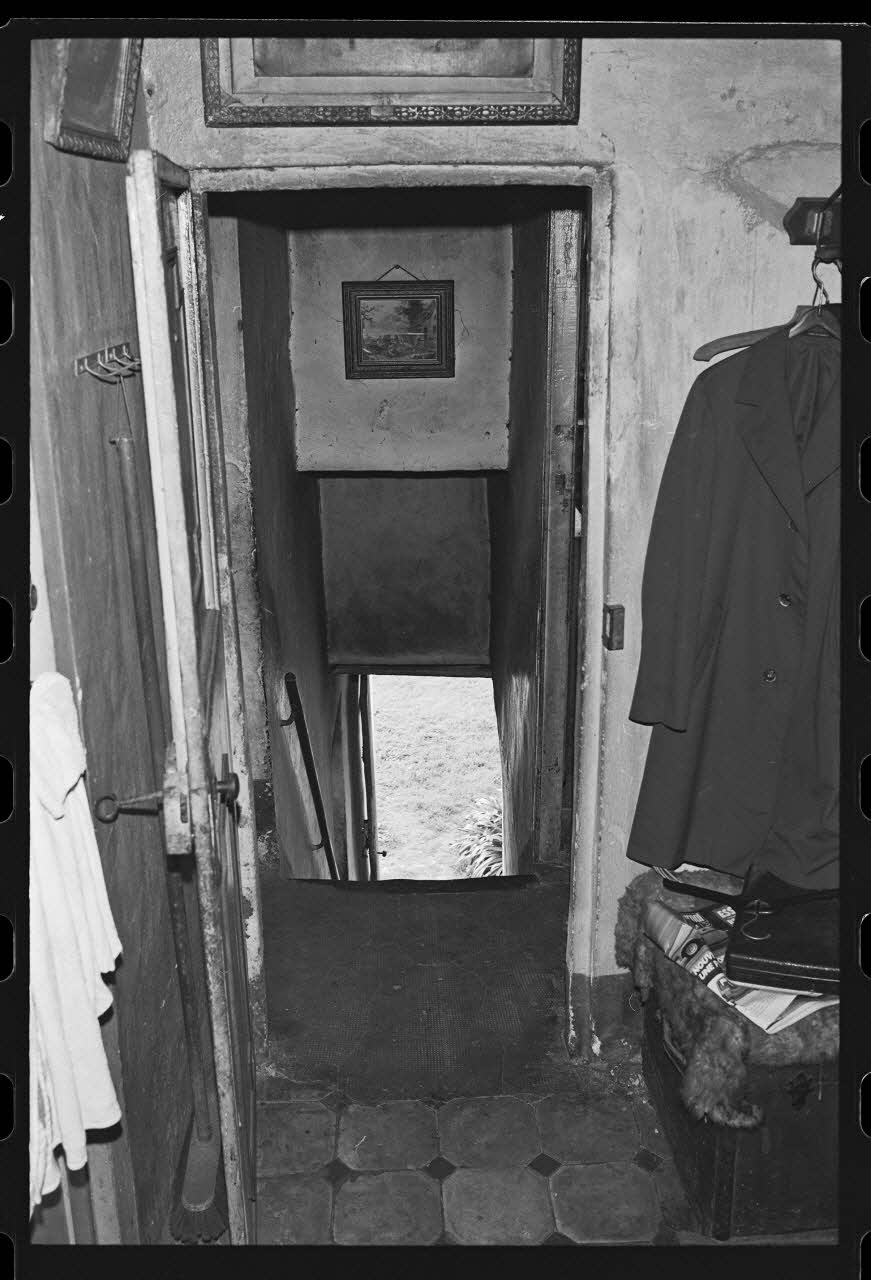 photographie Arrangement de l'espace intérieur : vue de la salle-à-manger, la cuisine et la chambre Ph.1979.333.311 Photo