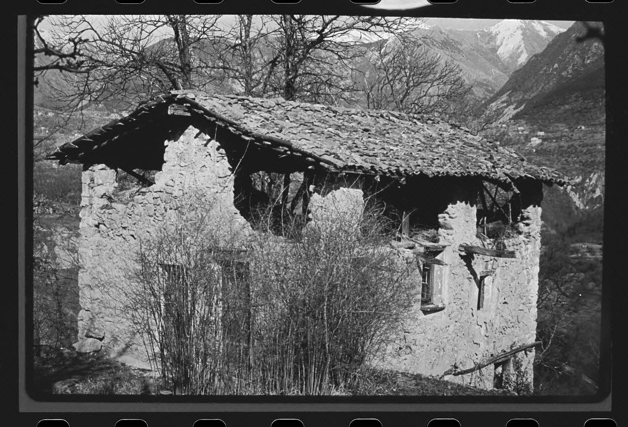 photographie Maison avec un séchoir entièrement ouvert sur quatre faces Ph.1979.333.35 Photo