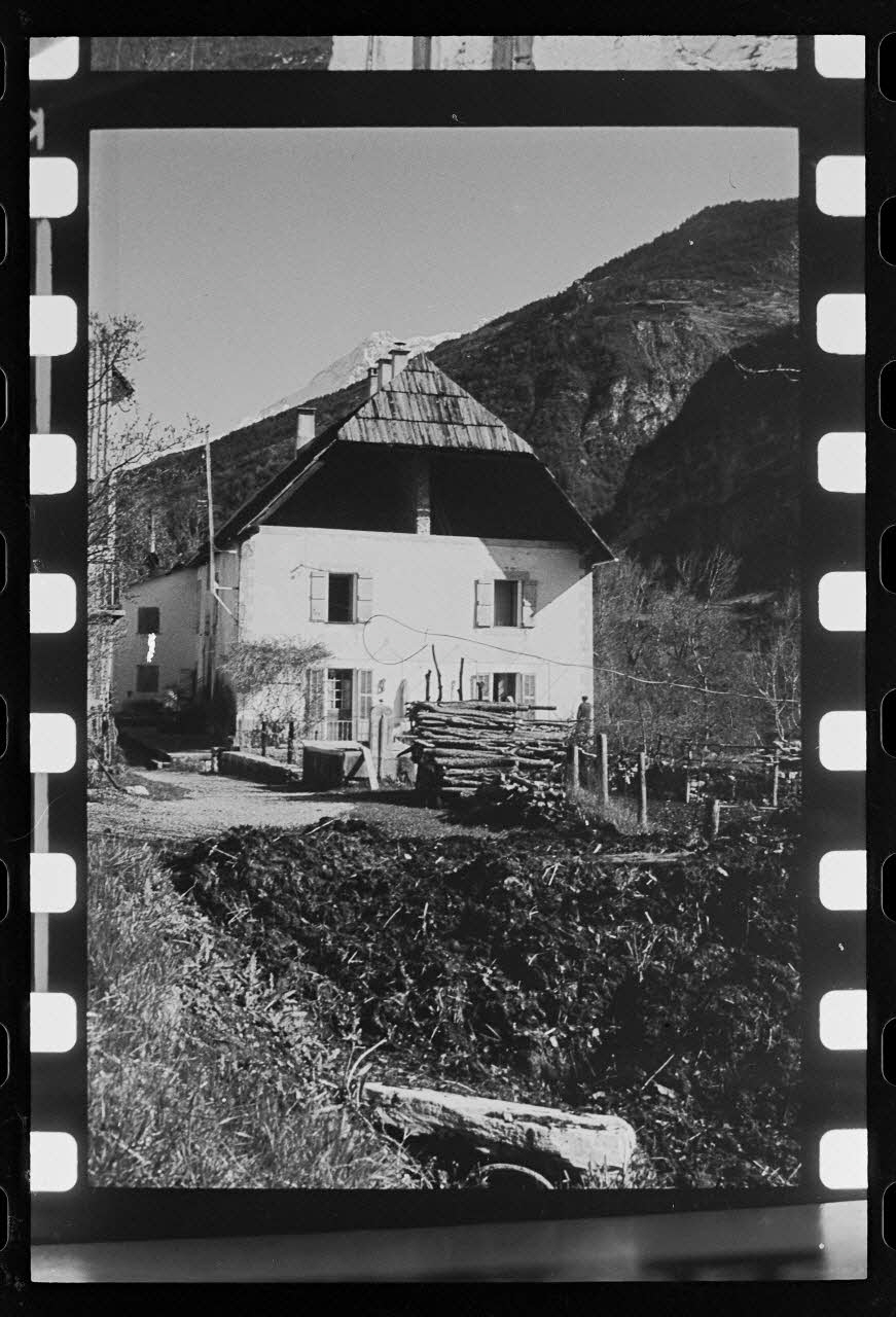 photographie Exploitation agricole. Vue d'un séchoir ouvert, à demi-croupe Ph.1979.333.37 Photo