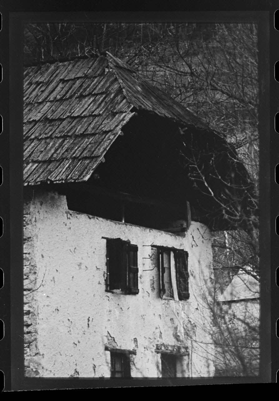 photographie Exploitation agricole avec bâtiment de plan rectangulaire. Détail de la toiture Ph.1979.333.40 Photo