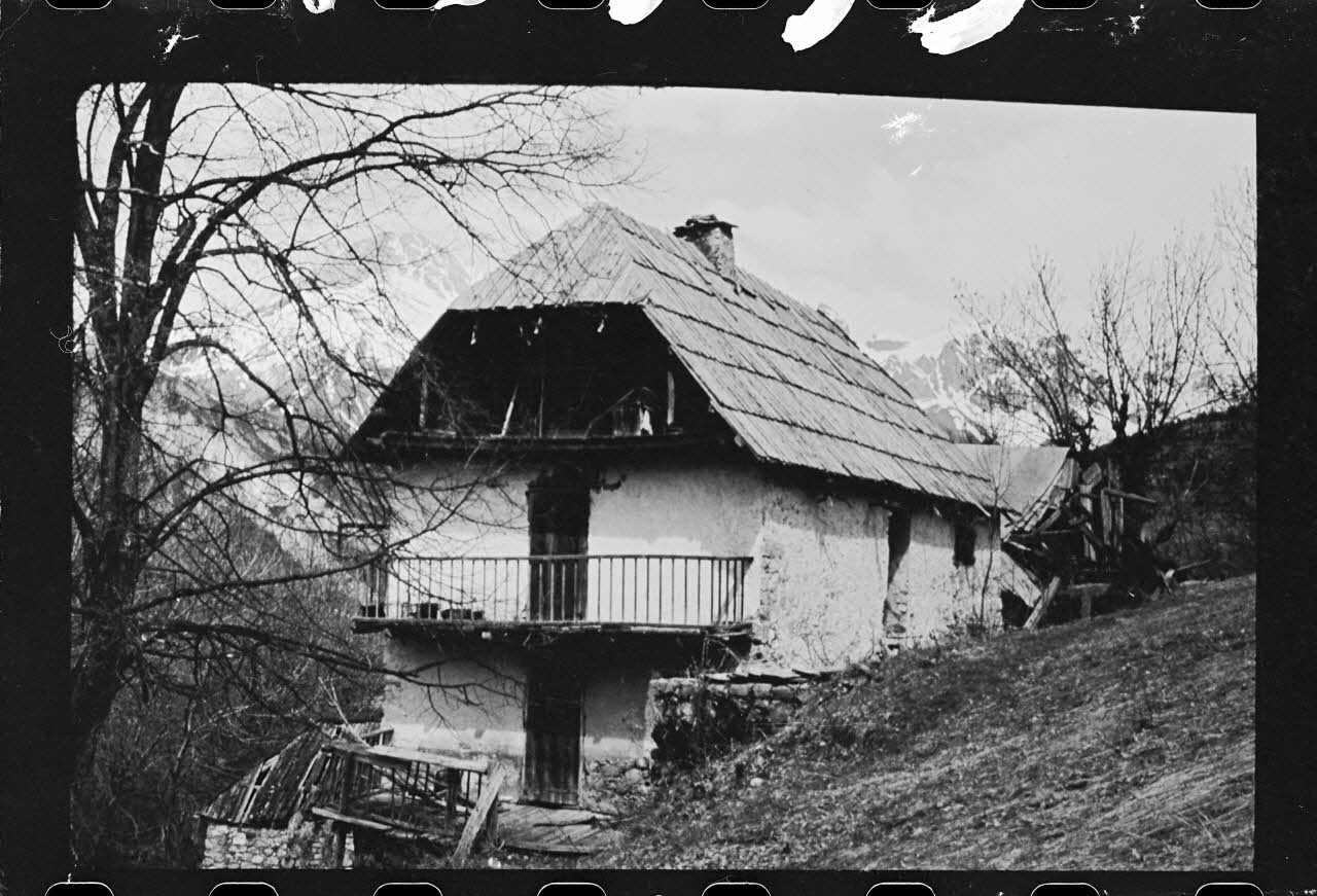 photographie Exploitation agricole. Toiture : pignon en demi-croupe Ph.1979.333.42 Photo