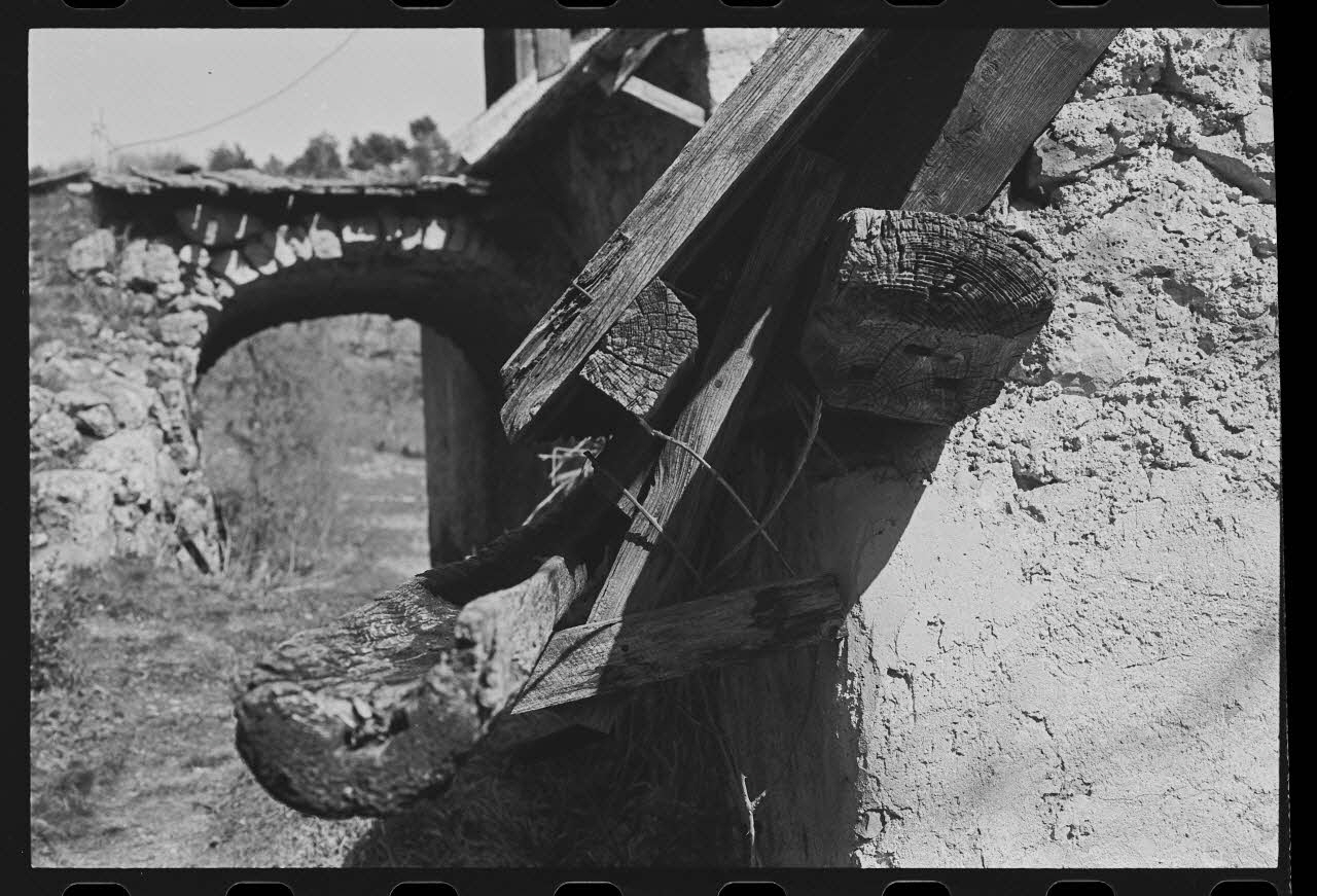 photographie Exploitation agricole : ferme agricole. Toit à deux versants avec une gouttière en bois. Cheneau en bois Ph.1979.333.54 Photo