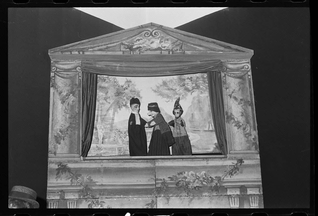 photographie Castelet du Théâtre Papot. Marionnette à gaîne : magicien Ph.1980.1.176 Photo