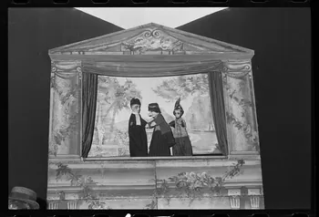 photographie Castelet du Théâtre Papot. Marionnette à gaîne : magicien Ph.1980.1.176 Photo