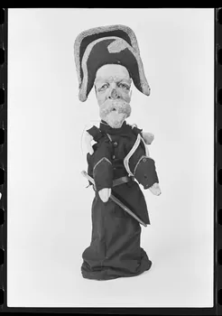 photographie Marionnette à gaîne : gendarme. Théâtre Guentleur (Paris) Ph.1980.1.378 Photo