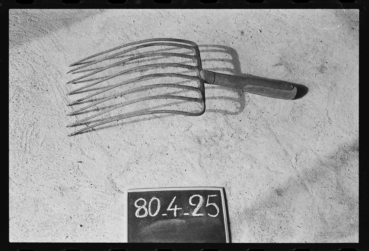 photographie Pelle à charbon. Outillage agricole Ph.1980.1.522 Photo