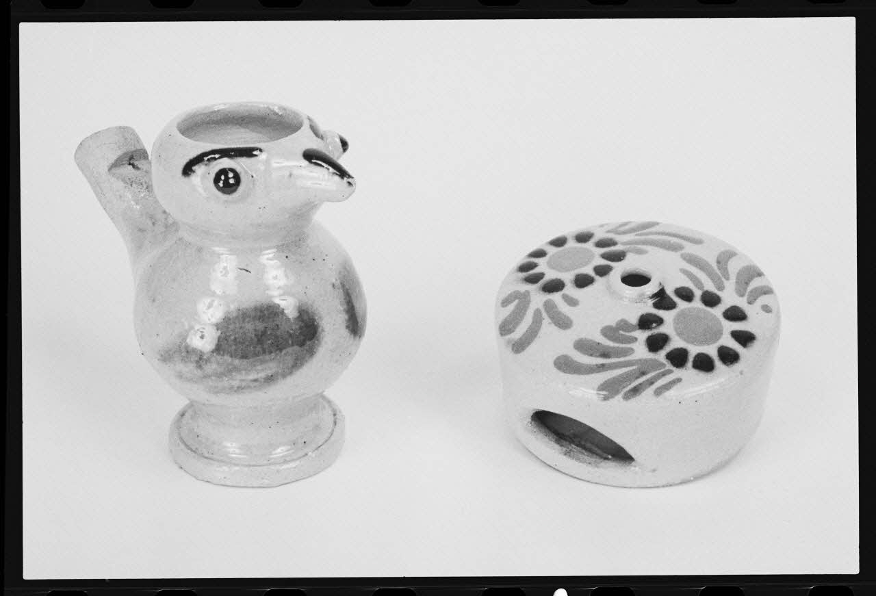 photographie Sifflet en forme d'oiseau et sifflet rond à décor de fleur Ph.1980.1.692 Photo