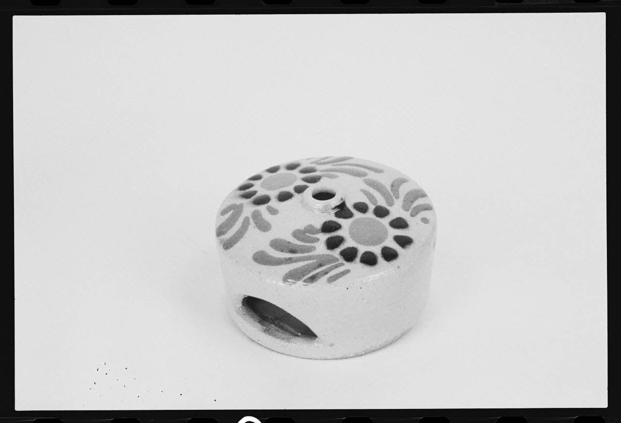 photographie Sifflet rond à décor de fleur, en poterie vernissée Ph.1980.1.694 Photo