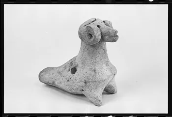 photographie Sifflet en forme de bélier, en terre cuite. Dimensions : 65 mm x 30 mm Ph.1980.1.697 Photo