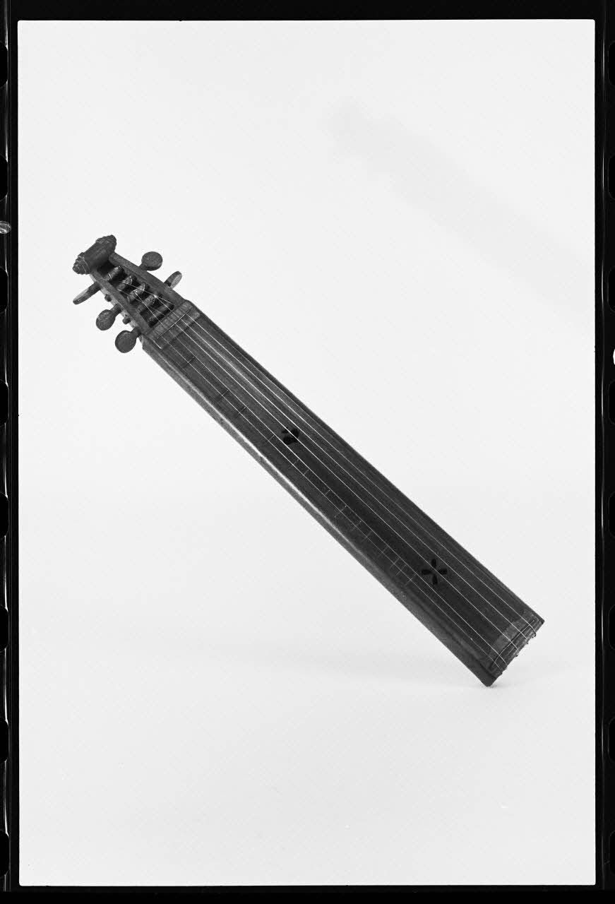 photographie Epinette des Vosges. Bois et cordes métalliques. Dimensions : 490 x 80 Ph.1980.1.703 Photo