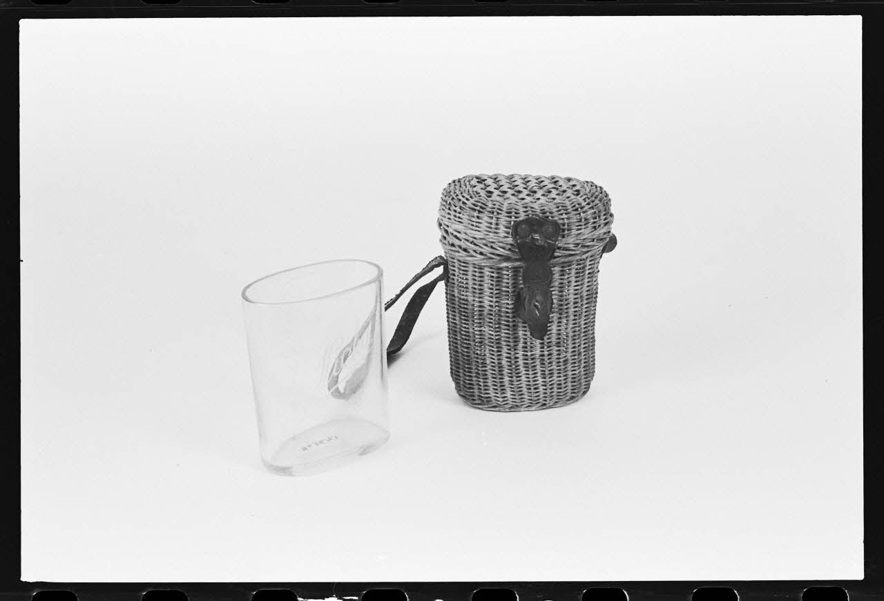 photographie Verre pour cure thermale. Verre et panier en osier. Première moitié du 20è siècle Ph.1980.1.723 Photo