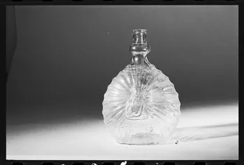 photographie Bouteille de pèlerinage. Ostensoir en verre vert gravé Ph.1980.1.724 Photo