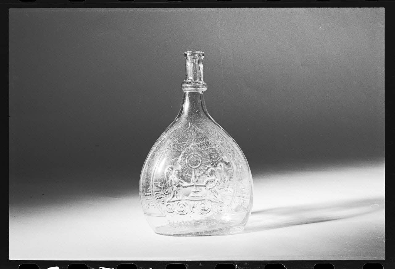 photographie Bouteille de pèlerinage. Ostensoir en verre vert gravé. Saint François Ph.1980.1.725 Photo