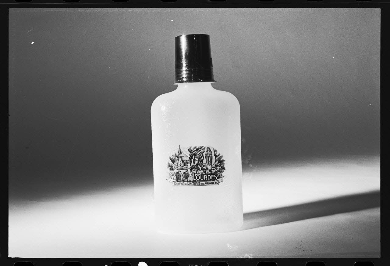 photographie Bidon de pèlerinage en plastique, contenant de l'eau de Lourdes. Bouchon et timbale. 1974 Ph.1980.1.726  Photo