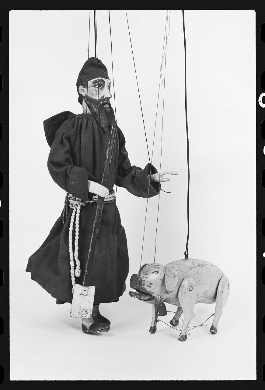 photographie Marionnette à fils, représentant saint Antoine et un cochon Ph.1980.1.825 Photo