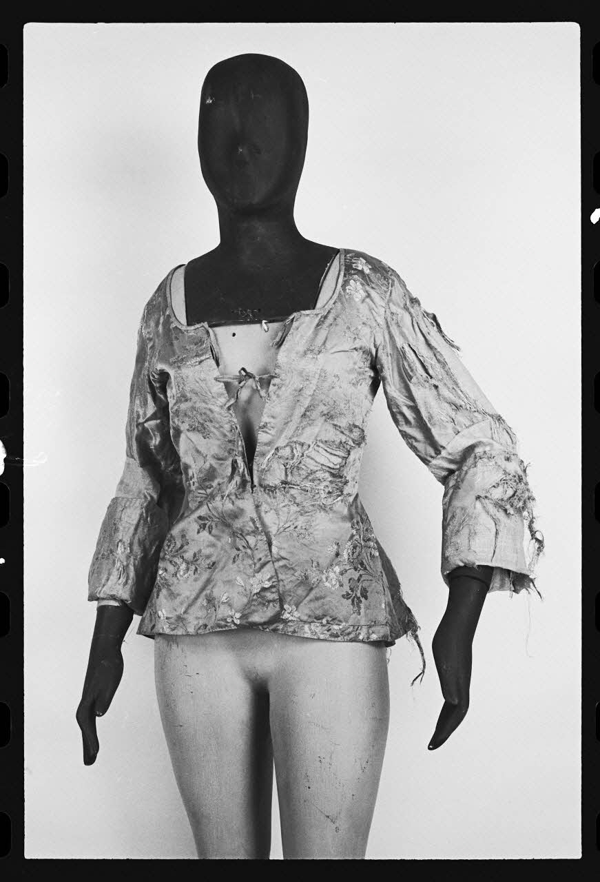 photographie Casaquin en soie brochée pour femme de pécheur Ph.1980.1.845 Photo