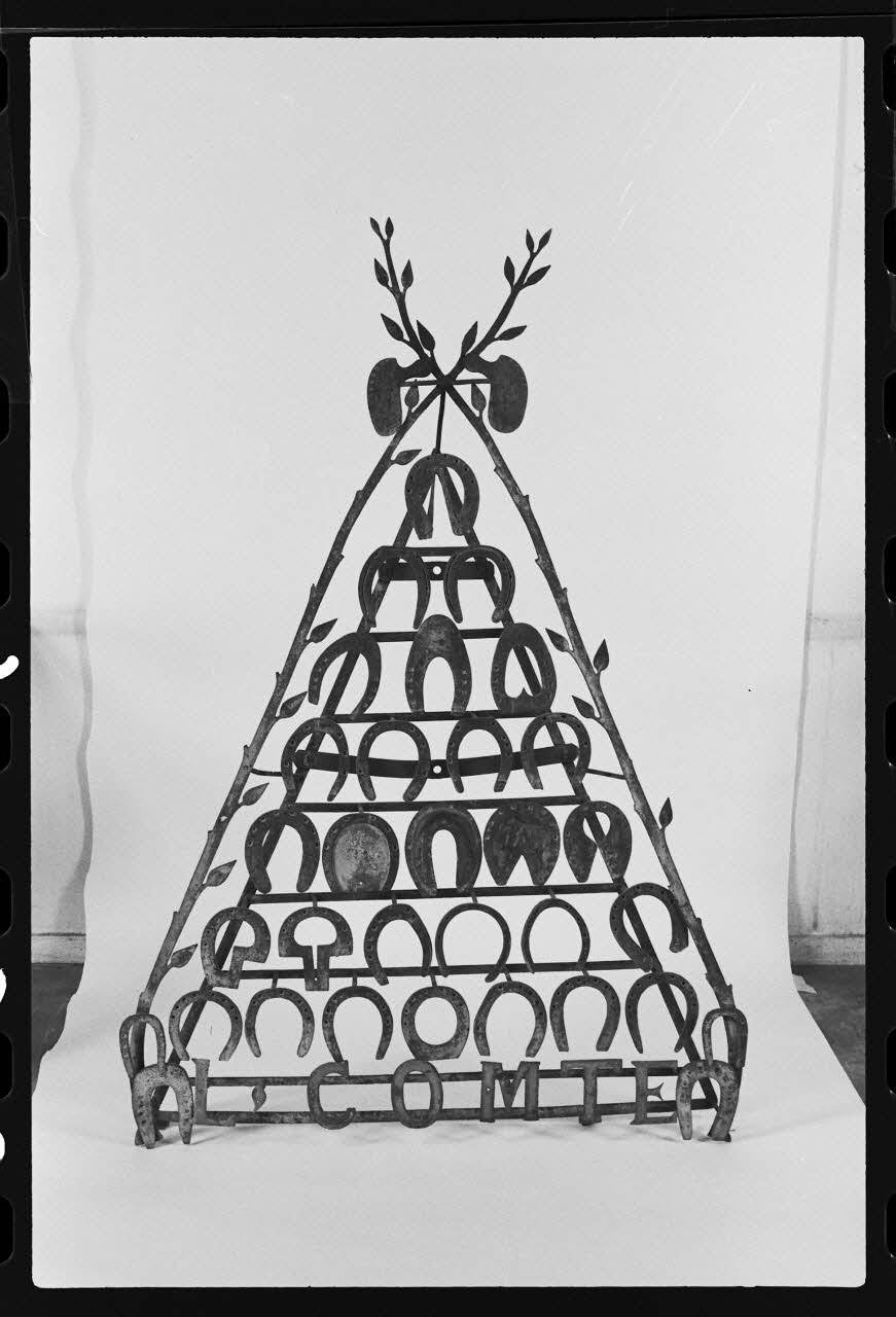 photographie Enseigne de maréchal-ferrant, du 19è siècle. Bouquet de saint Eloi, signé "L. Comte" Ph.1980.1.862 Photo