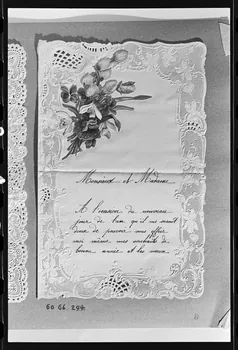 photographie Carte de vœux sous forme de canivet, souhaitant la bonne année. Décor de fleurs en chromolithographie découpé et collé Ph.1980.2.315 Photo