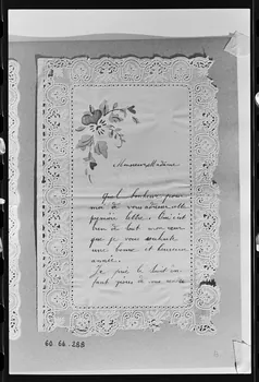 photographie Carte de vœux sous forme de canivet, souhaitant la bonne année. Décor fleuri, dentelle mécanique Ph.1980.2.317 Photo