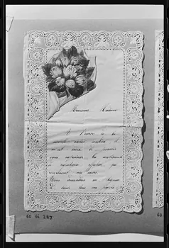 photographie Carte de vœux sous forme de canivet, souhaitant la bonne année. Décor : Bouquet en chromolithographie découpé et collé de dentelle mécanique Ph.1980.2.318 Photo