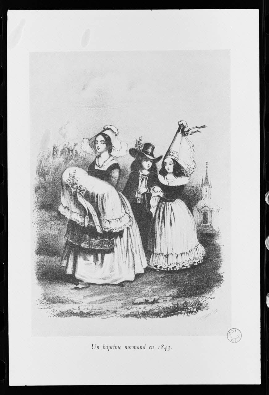 photographie Estampe représentant un costume de femme ainsi que sa coiffe lors d'un baptême datée de 1843. "Un baptême normand en 1873". Lithographie. Par Régnier Ph.1980.2.382 Photo