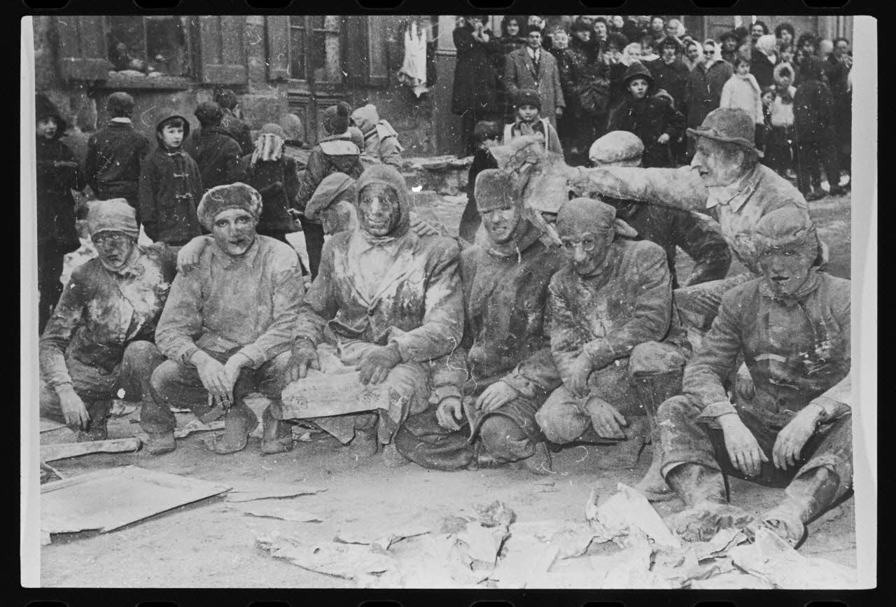 Le Dauphiné libéré photographie Fête de la quintaine ayant lieu le dernier lundi du mois de janvier 1950 : Destruction de la tour. Les conscrits sont enduits de couleur Rhône-Alpes, France 1950 Ph.1980.22.1 Photo