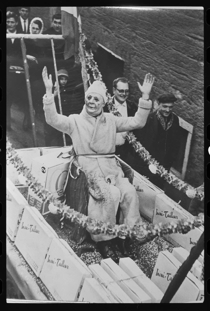 Le Dauphiné Libéré photographie Fête de la quintaine ayant lieu le dernier lundi du mois de janvier 1950. Conscription Rhône-Alpes, France 1950 Ph.1980.22.14 Photo